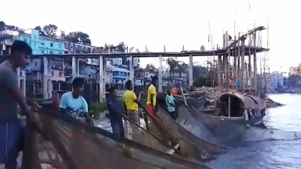 কাপ্তাই হ্রদে মাছ ধরার ওপর তিন মাসের নিষেধাজ্ঞা শুরু