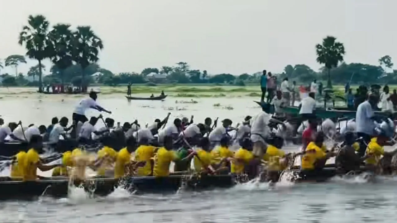 ভাঙ্গায় ঐতিহ্যবাহী নৌকা বাইচে জনতার ঢল