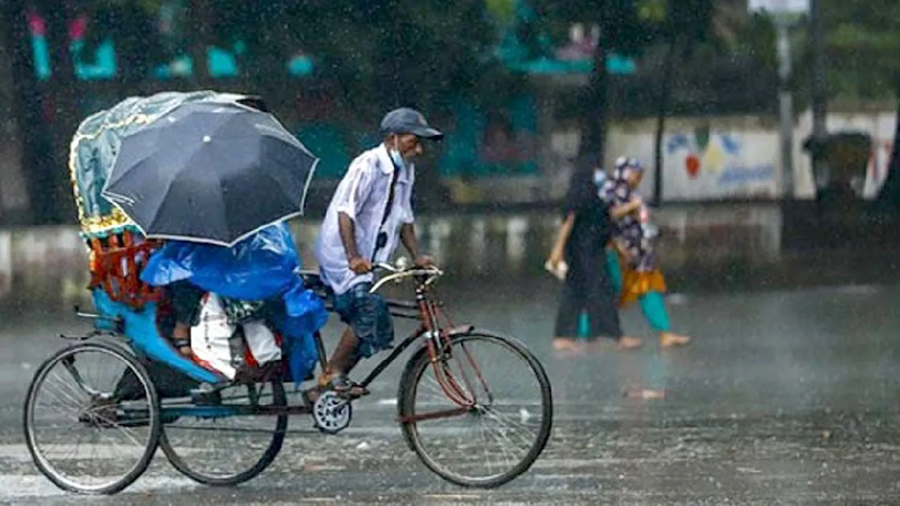ঢাকায় হালকা থেকে মাঝারি বৃষ্টির আভাস, কমবে তাপমাত্রা