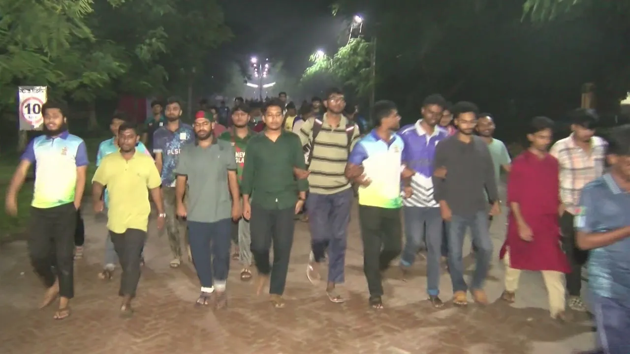 বেরোবিতে নিষিদ্ধ সংগঠন ছাত্রলীগের গ্রাফিতি, প্রতিবাদে গভীর রাতে শিক্ষার্থীদের বিক্ষোভ