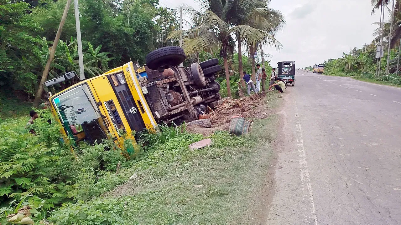 ঢাকা-নড়াইল-যশোর-বেনাপোল অপ্রশস্ত সড়কে আড়াই বছরে দুর্ঘটনায় নিহত ৩৮, আহত ৯৭