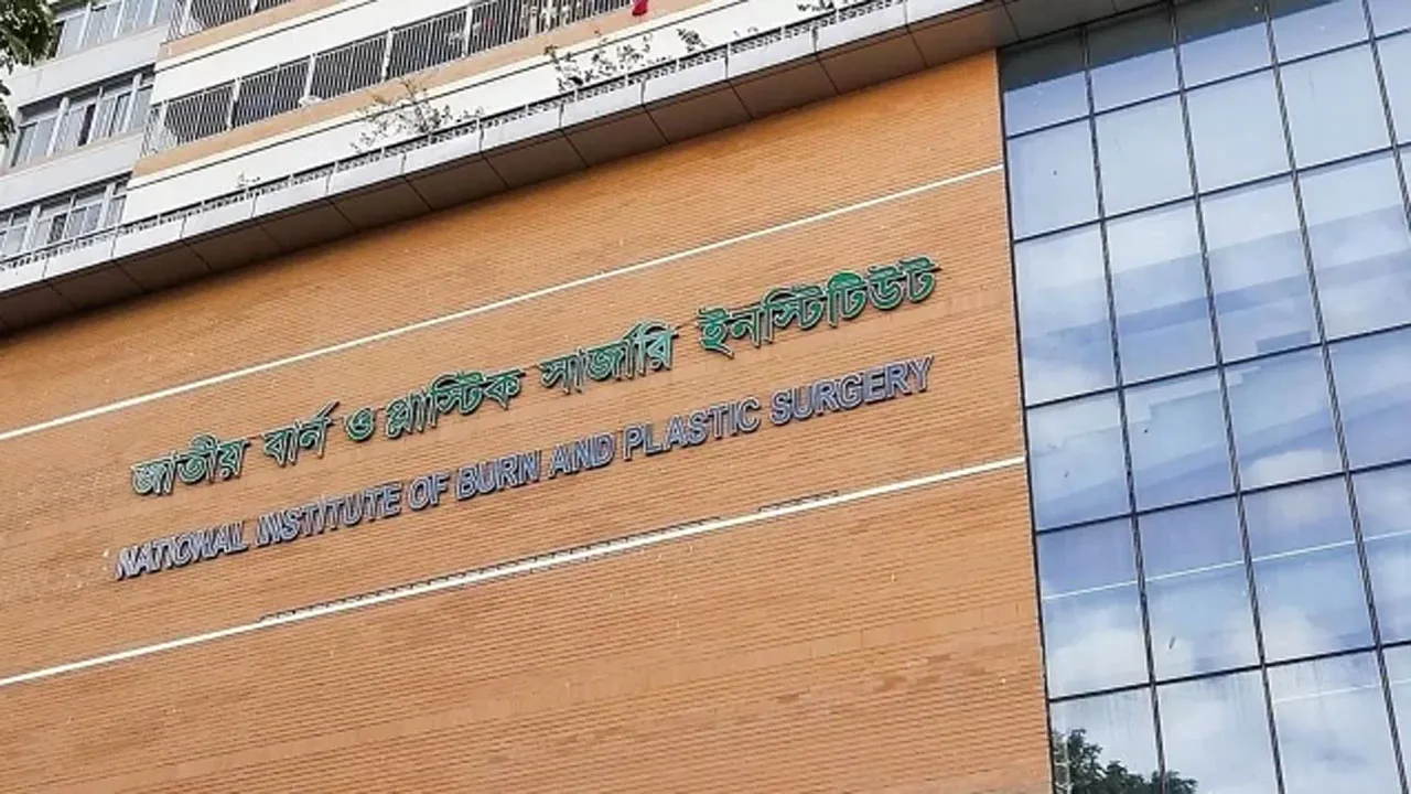 সূত্রাপুরে গ্যাস লিকেজ থেকে বিস্ফোরণ, স্বামী-স্ত্রী ও তিন সন্তান দগ্ধ