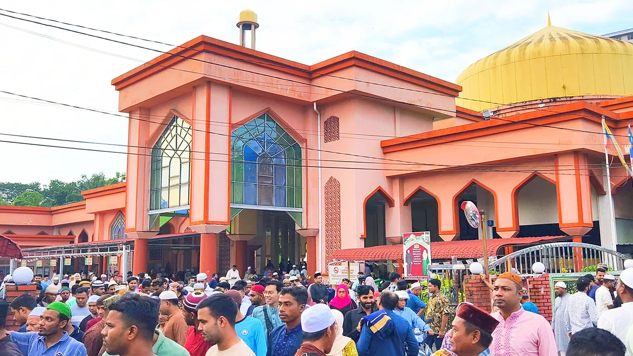 ত্যাগের মহিমায় মালয়েশিয়ায় পবিত্র ঈদ উল আযহা উদযাপিত