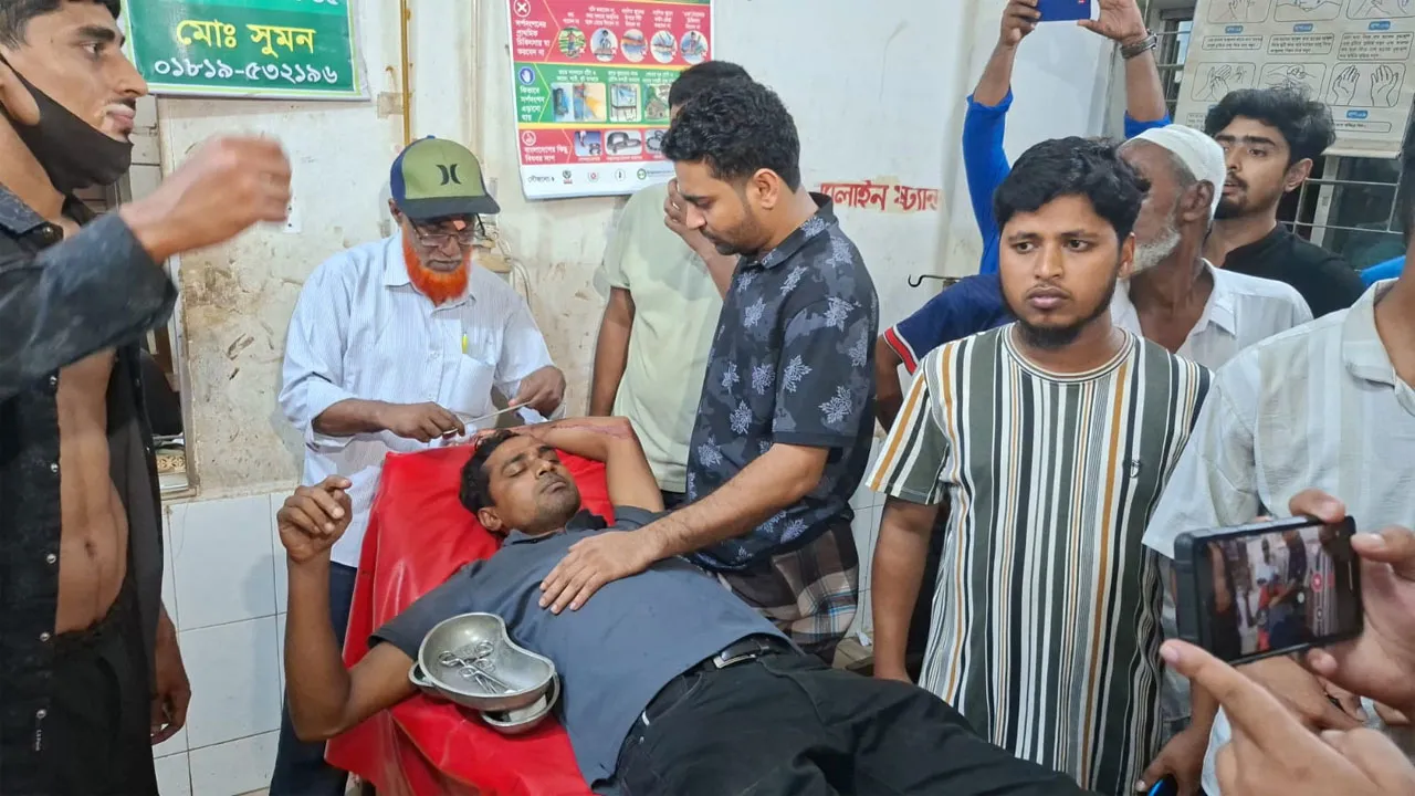 বাস কাউন্টার নিয়ে লক্ষ্মীপুরে যুবদলের দু'গ্রুপের সংঘর্ষ, আহত ১৬