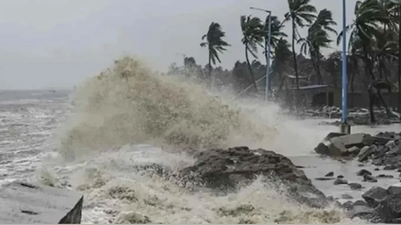১৫ জেলায় ৩ ফুট জলোচ্ছ্বাসের আভাস