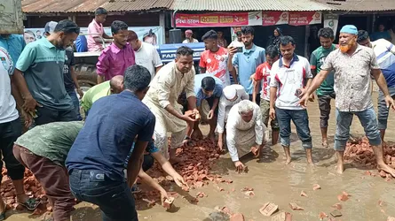 গৌরীপুরে বিএন‌পির উদ্যোগে স্বেচ্ছাশ্রমে সড়ক সংস্কার