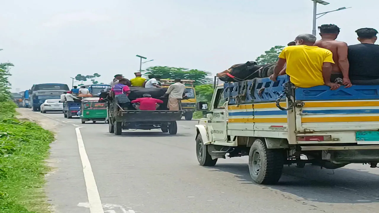 ঢাকা-আরিচা মহাসড়কে অতিরিক্ত যানবাহন, চলাচল ধীরগতি