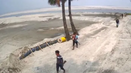 বালু মহলের দখল নিয়ে গুলিবর্ষণ