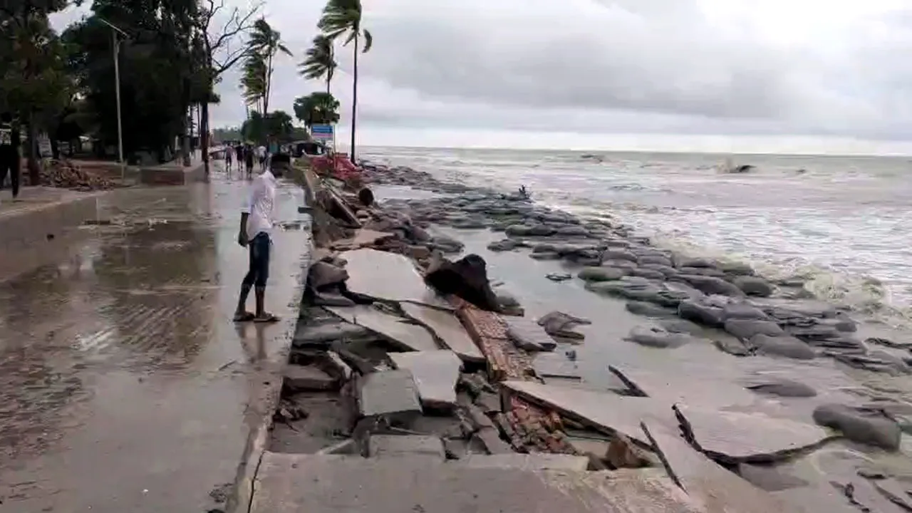 উদ্বোধনের আগেই সমুদ্রে বিলীন কুয়াকাটার ‘মেরিন ড্রাইভ’