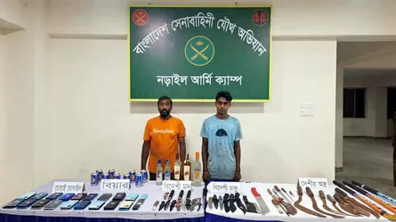 নড়াইলে অভিযানে মুদি দোকানে মাদক-চোরাই মোবাইল, আটক ২