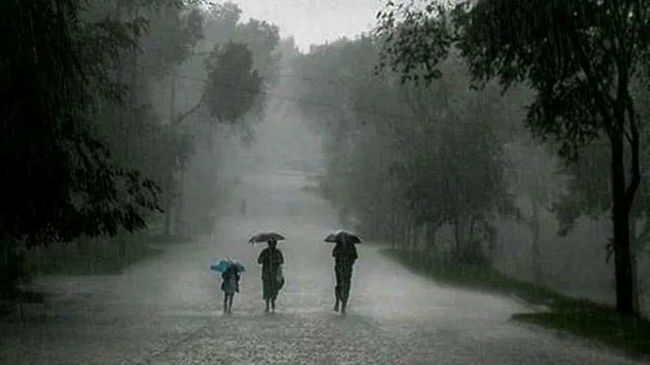 Heavy rain in Dhaka
