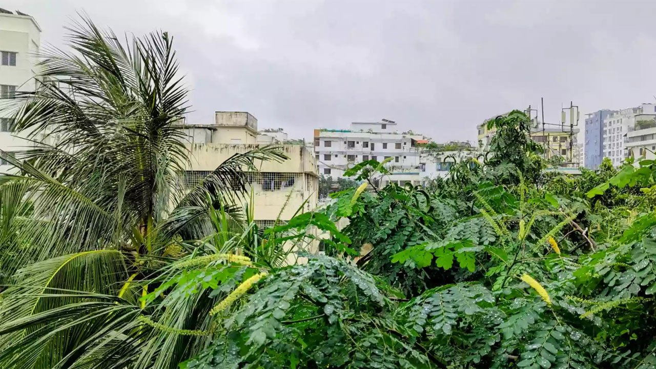 Dhaka residents start this morning drenched in rain
