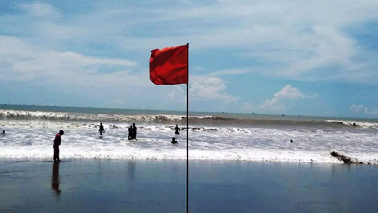 ৪ নদীবন্দরে সতর্কতা, দমকা হাওয়াসহ বৃষ্টির আভাস