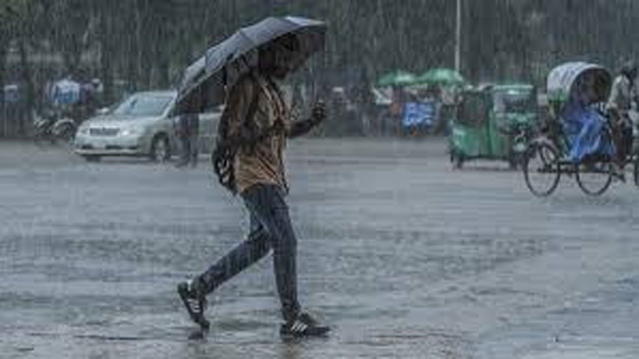 Heavy rain in Dhaka since morning, people suffer due to waterlogging