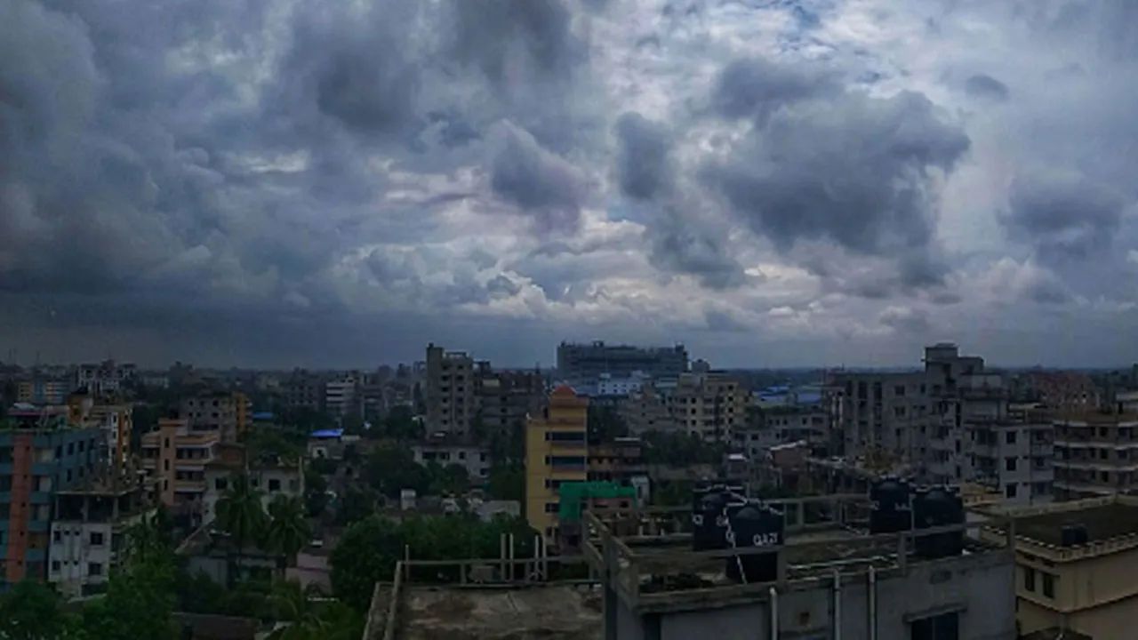 ঢাকায় আংশিক মেঘলা আকাশ, হতে পারে বৃষ্টি ও বজ্রবৃষ্টি