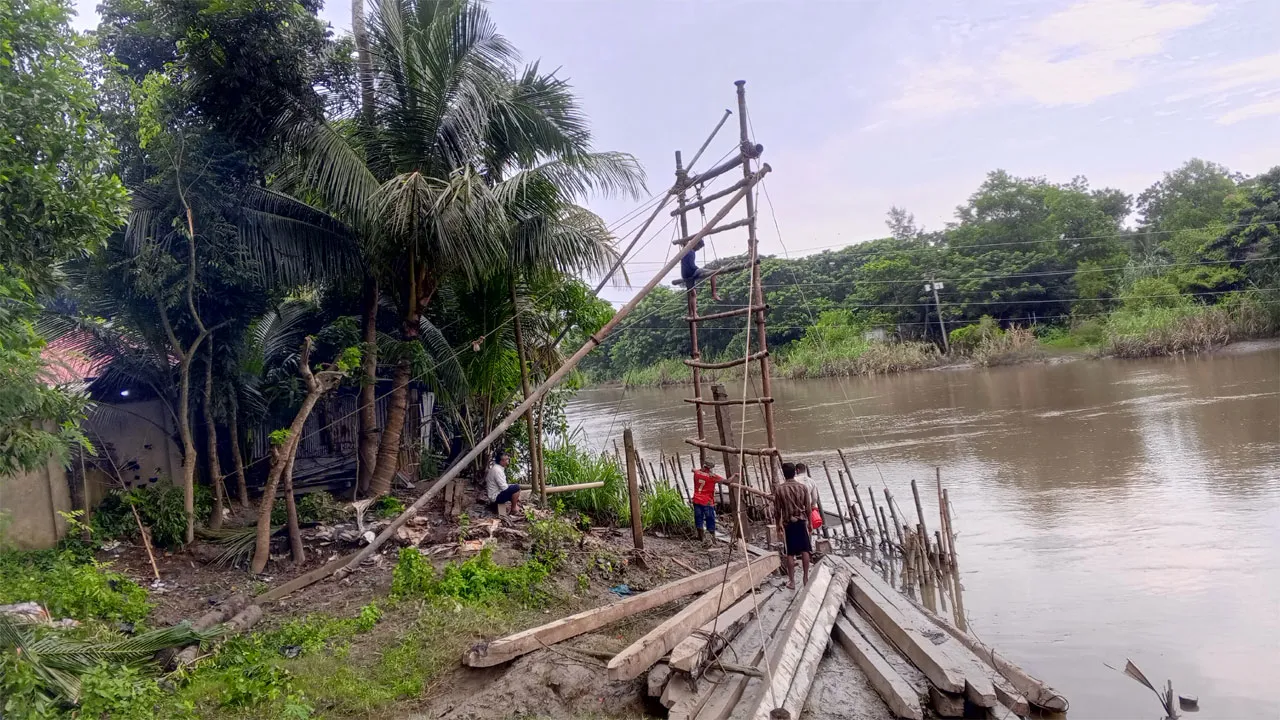 নদী ভাঙন থেকে বসতভিটা রক্ষায় নিজ উদ্যোগে বাঁধ নির্মাণ