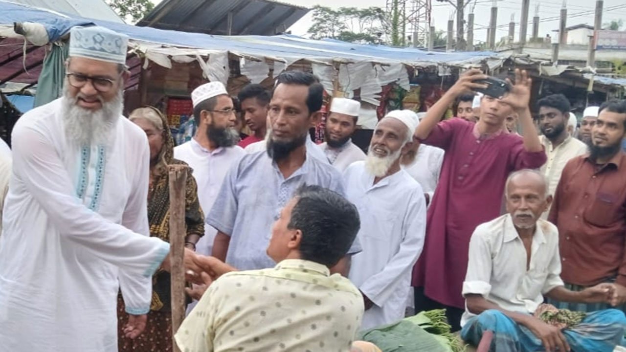Shamim Sayedee exchanging greetings with local businessmen and residents