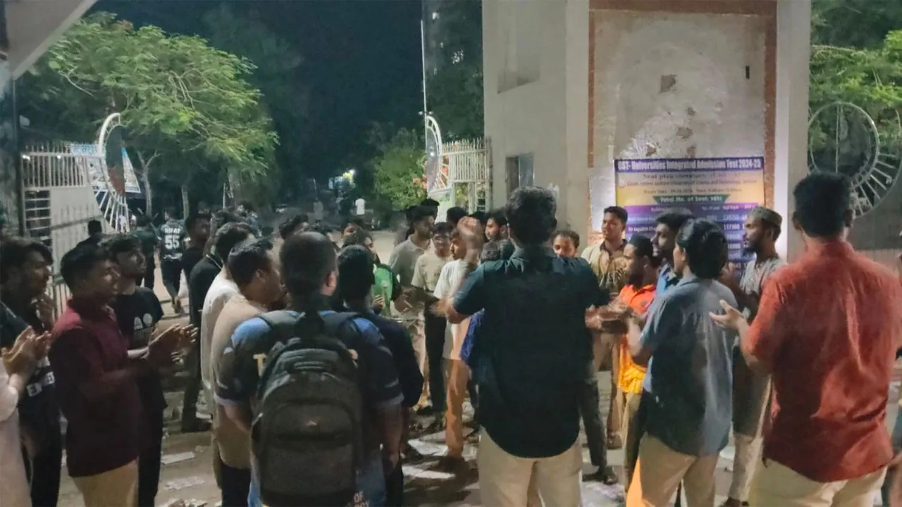 সকালে ছাত্রদলের ফাইল বিতরণ, রাতে বিক্ষোভ শিক্ষার্থীদের