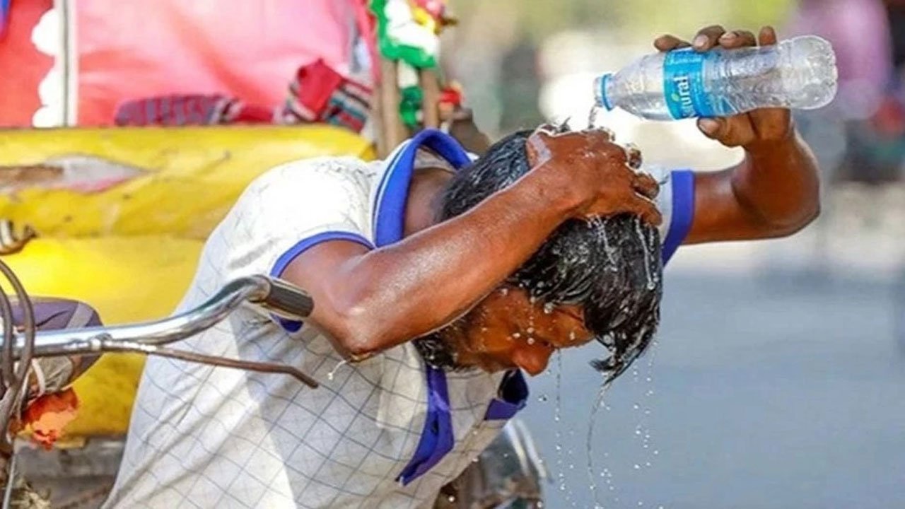গরমে অস্বস্তিতে রিকশাচালক