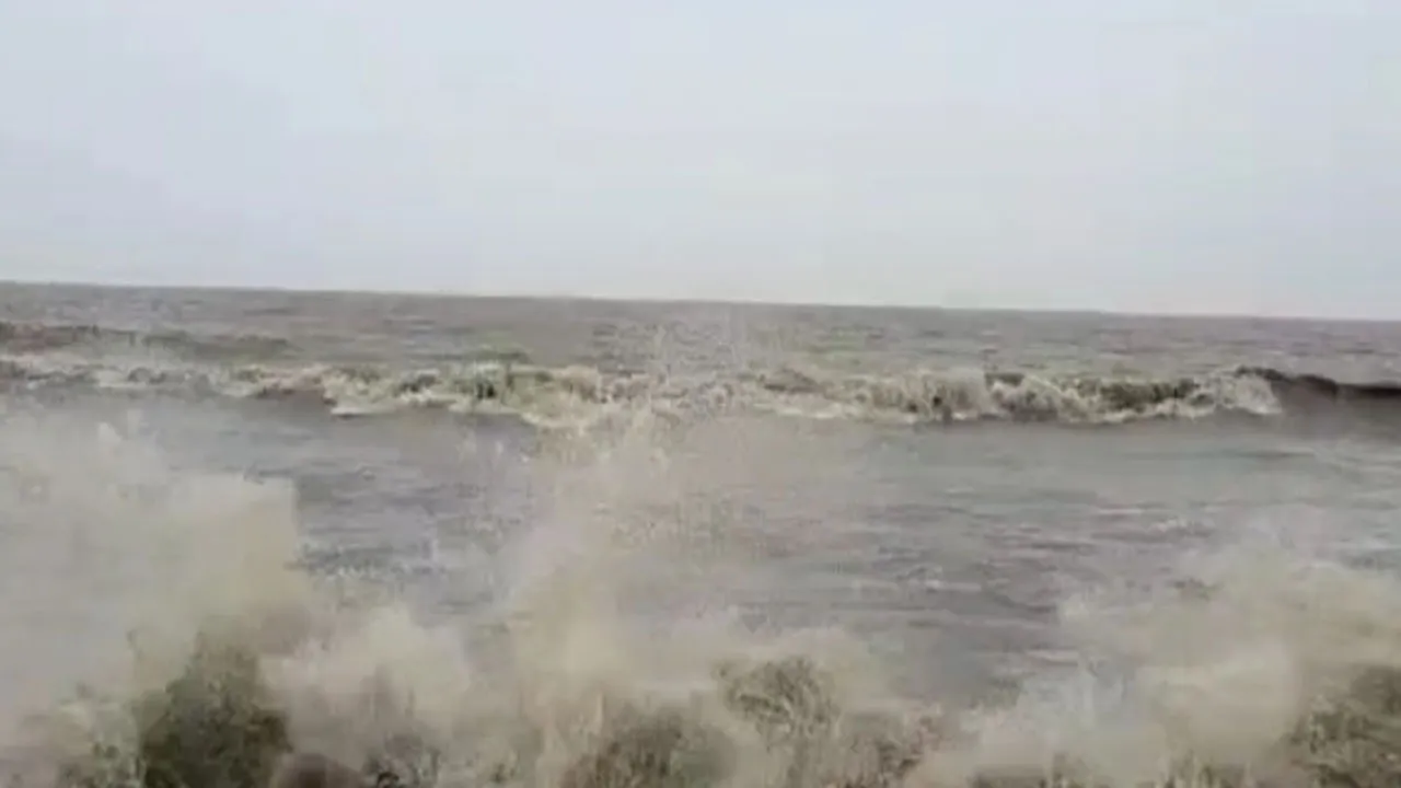 দেশের সব সমুদ্র বন্দরে ৩ নম্বর সতর্ক সংকেত