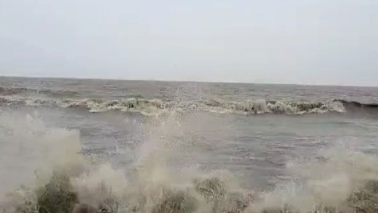 Big waves are crashing onto the beach.