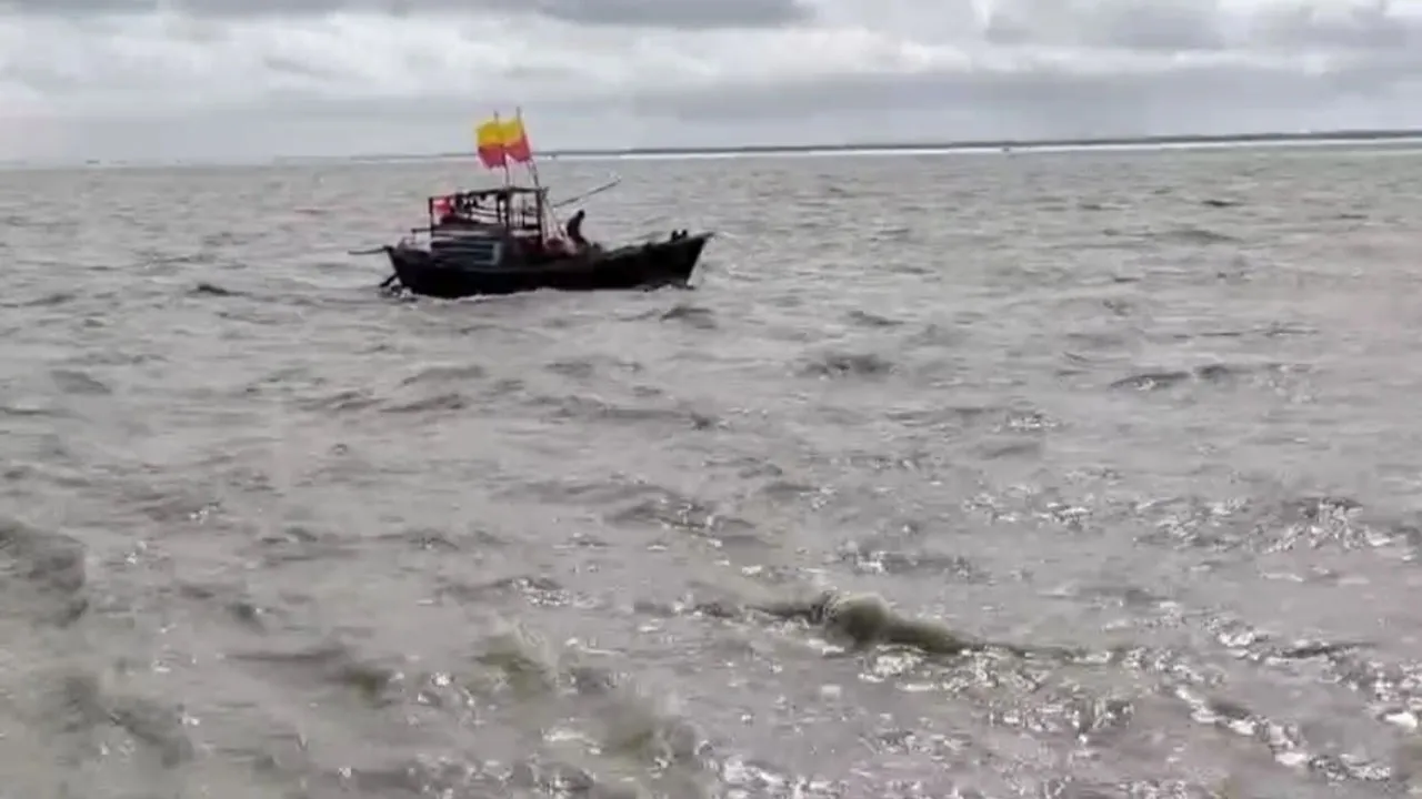 বঙ্গোপসাগরে লঘুচাপ : পায়রাসহ চার বন্দরে ৩ নম্বর সতর্ক সঙ্কেত বহাল