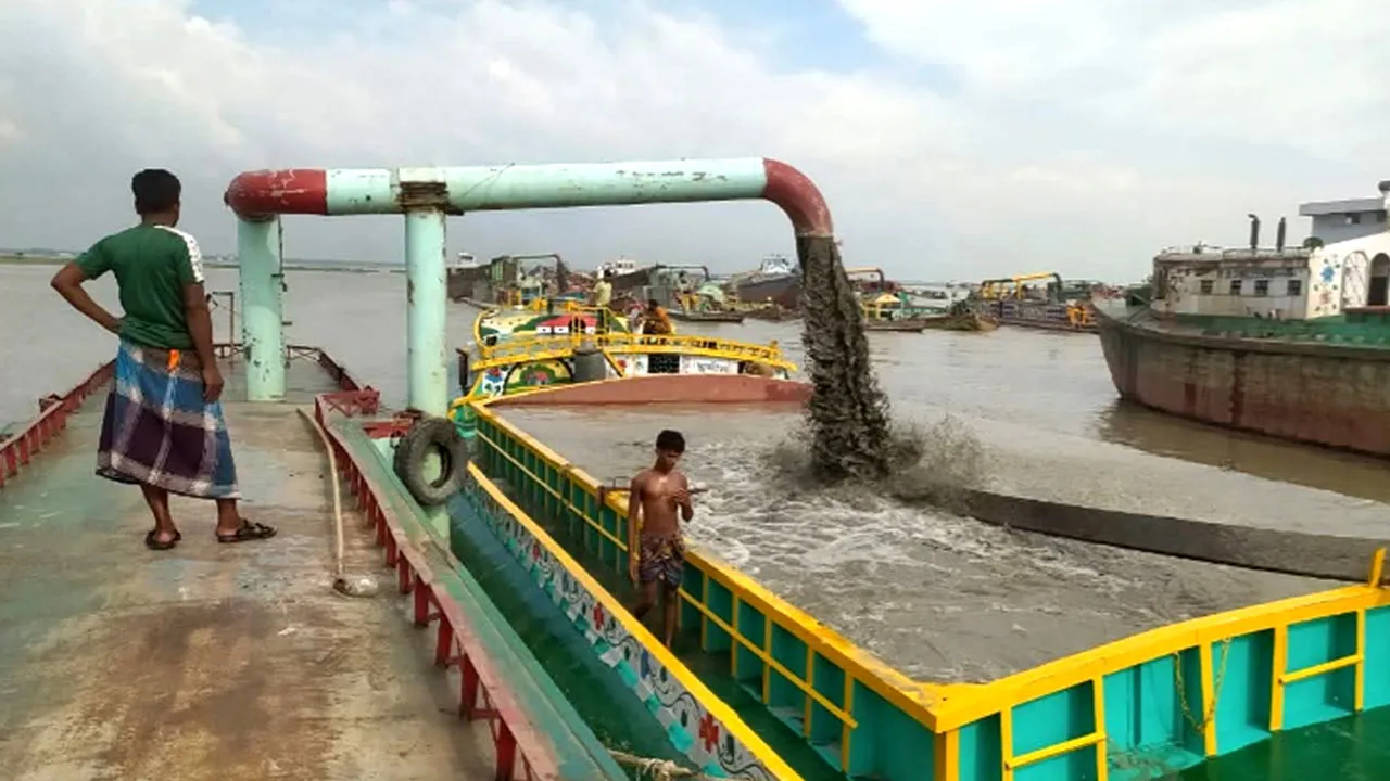 মেঘনার পাড় ঘেঁষে বালু উত্তোলন: হুমকিতে বাঁধ, আতঙ্কে স্থানীয়রা