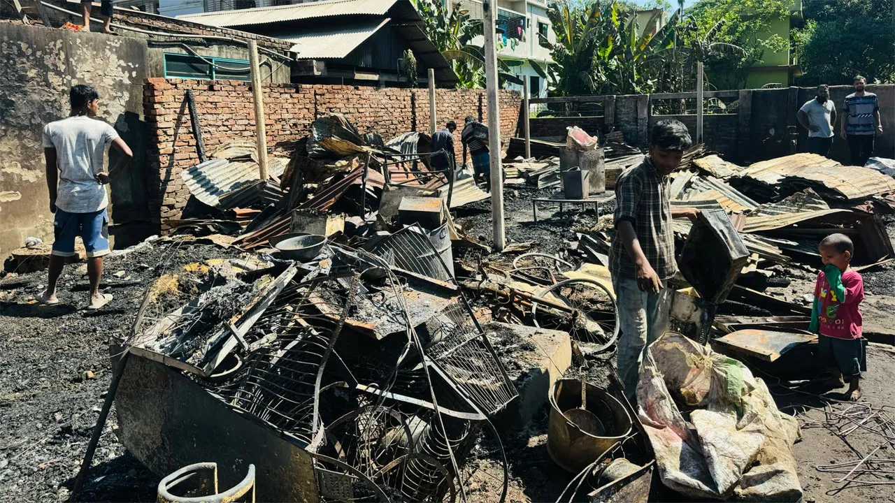 মিরসরাইয়ে আগুনে তিন ব্যবসা-প্রতিষ্ঠান ও ১৩ ঘর পুড়ে ছাই