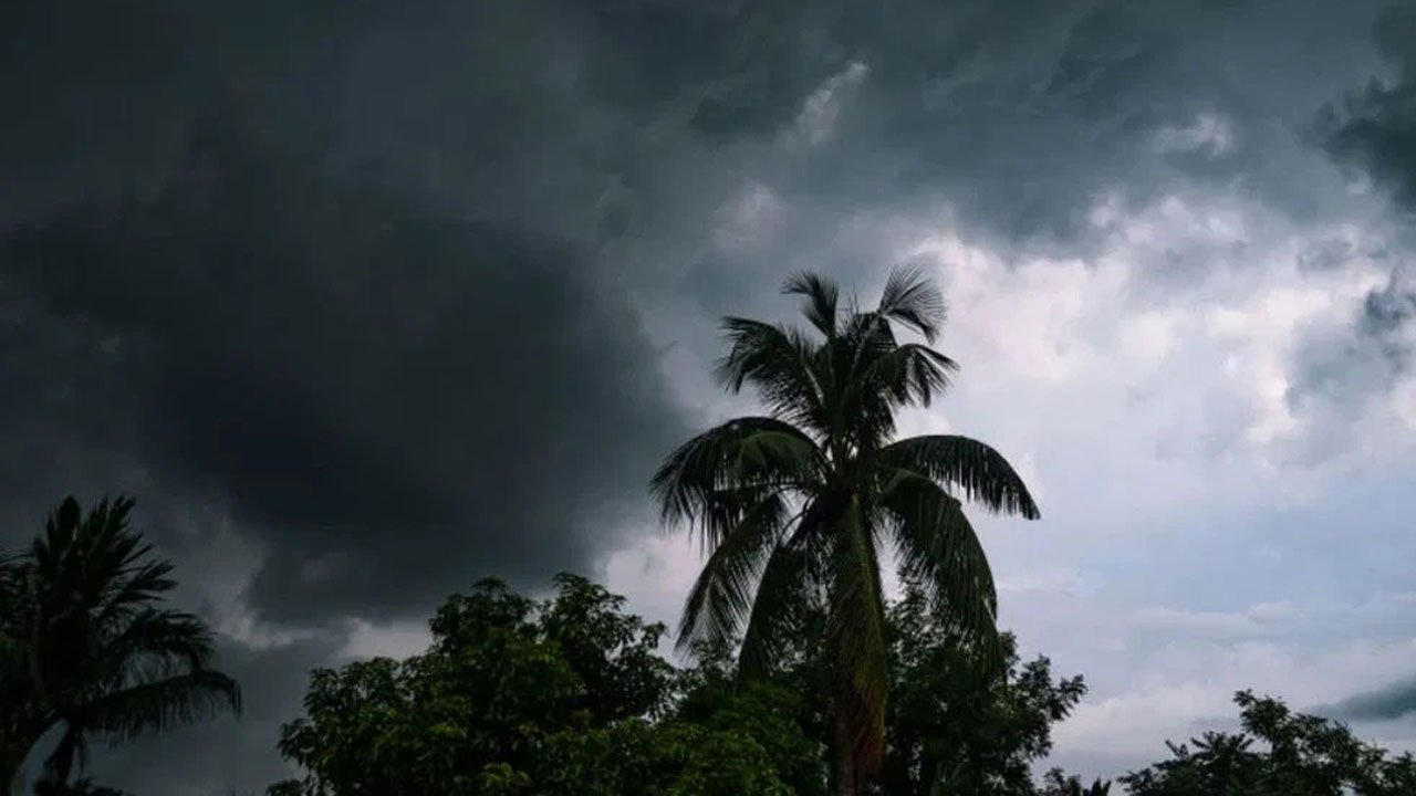 কালবৈশাখীর আগমুহূর্তে আকাশে কালো মেঘের ঘনঘটা