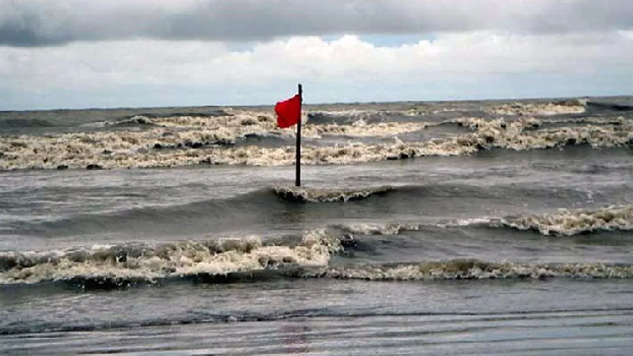 সমুদ্র বন্দরে ৩ নম্বর সতর্ক সংকেত