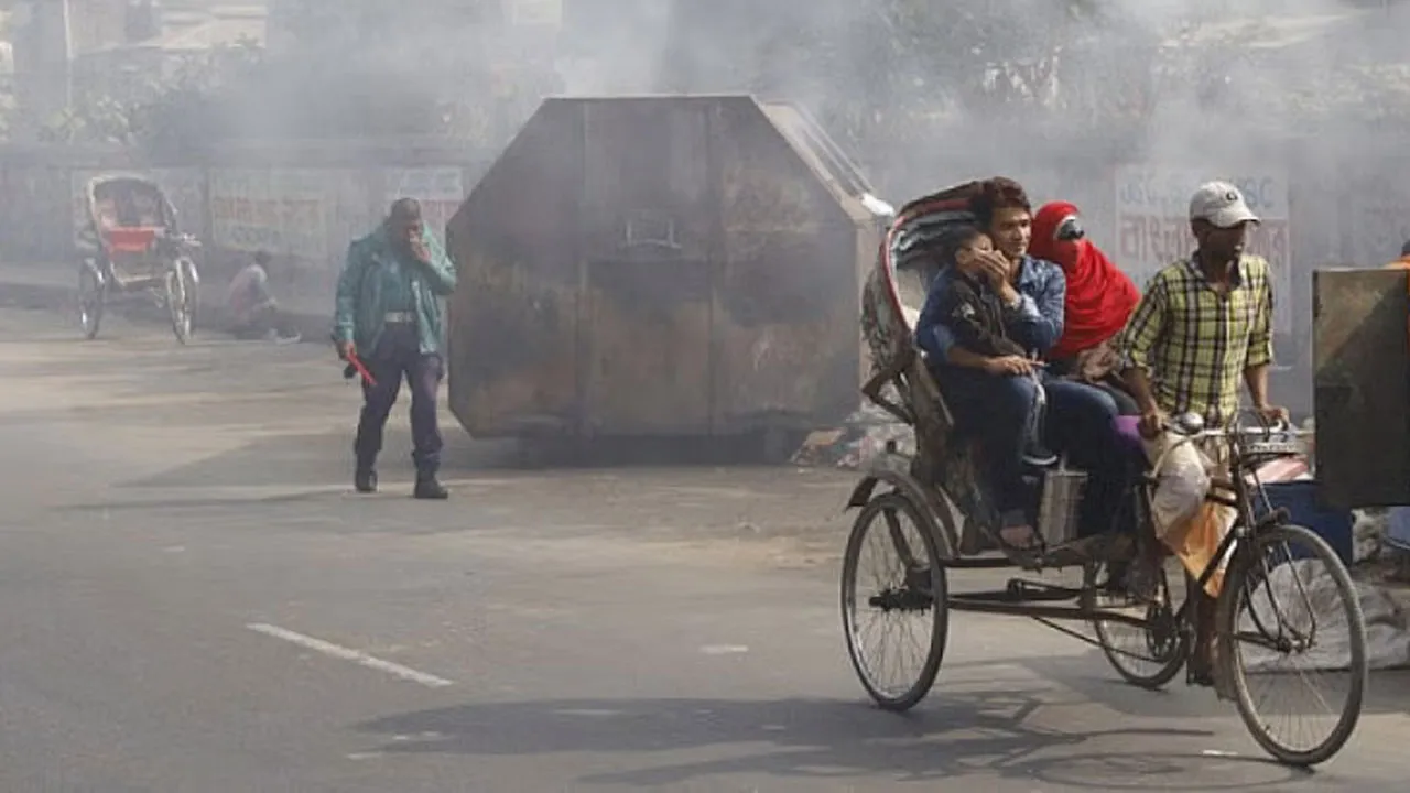 দূষণে আজ দ্বিতীয় কলকাতা, ঢাকার বাতাসেও অবনতি
