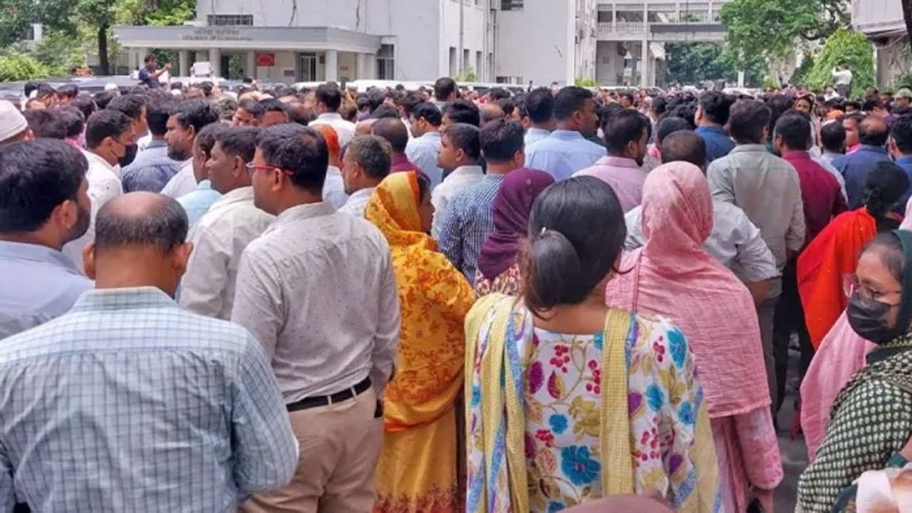 Mass gathering of employees at the Secretariat