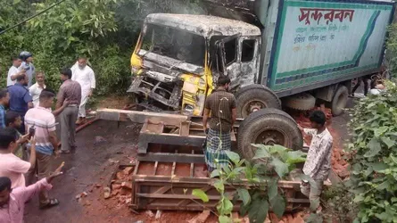 খাগড়াছড়িতে কাভার্ডভ্যান-ট্রাক্টর সংঘর্ষ, ২ ঘণ্টা বন্ধ ছিল মহাসড়ক