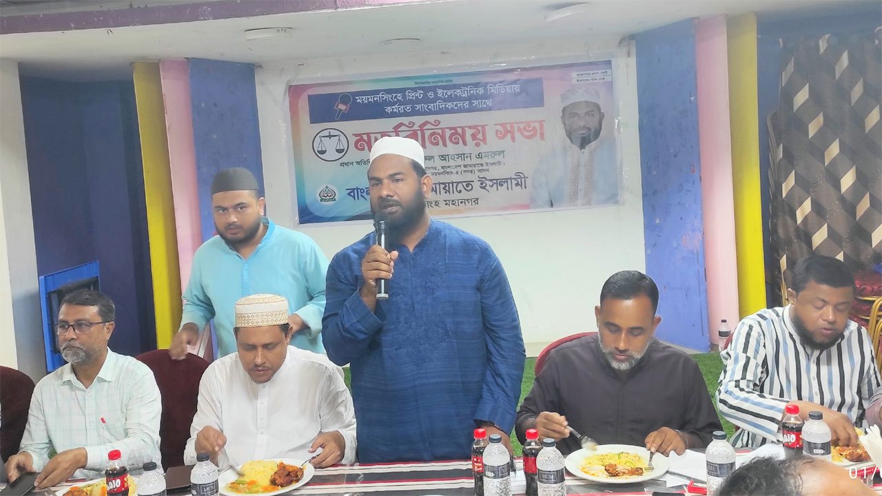 Jamaat-nominated candidate interacts with journalists in Mymensingh