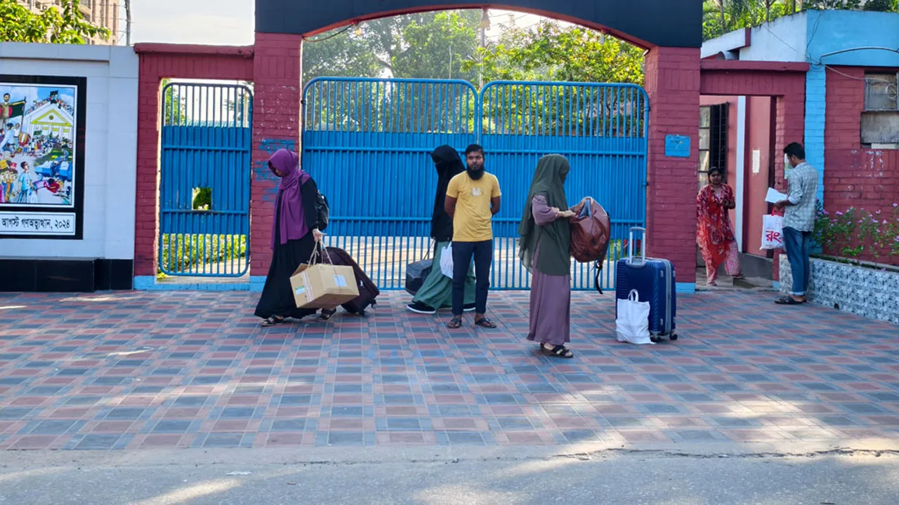 হল ছাড়ার নির্দেশনা থাকলেও বাকৃবি শিক্ষার্থীরা অবস্থান করছেন হলে