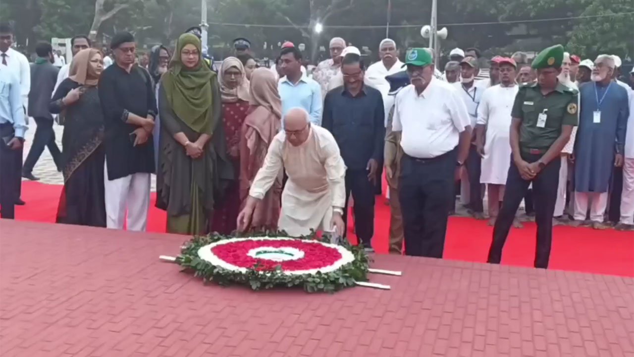 স্মৃতিসৌধে ফুল দিয়ে শ্রদ্ধা নিবেদন করছেন উপদেষ্টা ফারুক ই আজম বীর প্রতীক