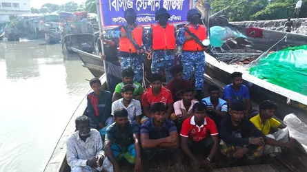 সাগরে ভাসতে থাকা ১৪ জেলেসহ মাছধরা ট্রলার উদ্ধার