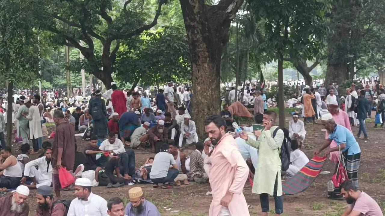 তিল ধারণের ঠাঁই নেই সোহরাওয়ার্দী উদ্যানে, লোকসমাগম ছড়িয়ে পড়েছে আশপাশের এলাকায়