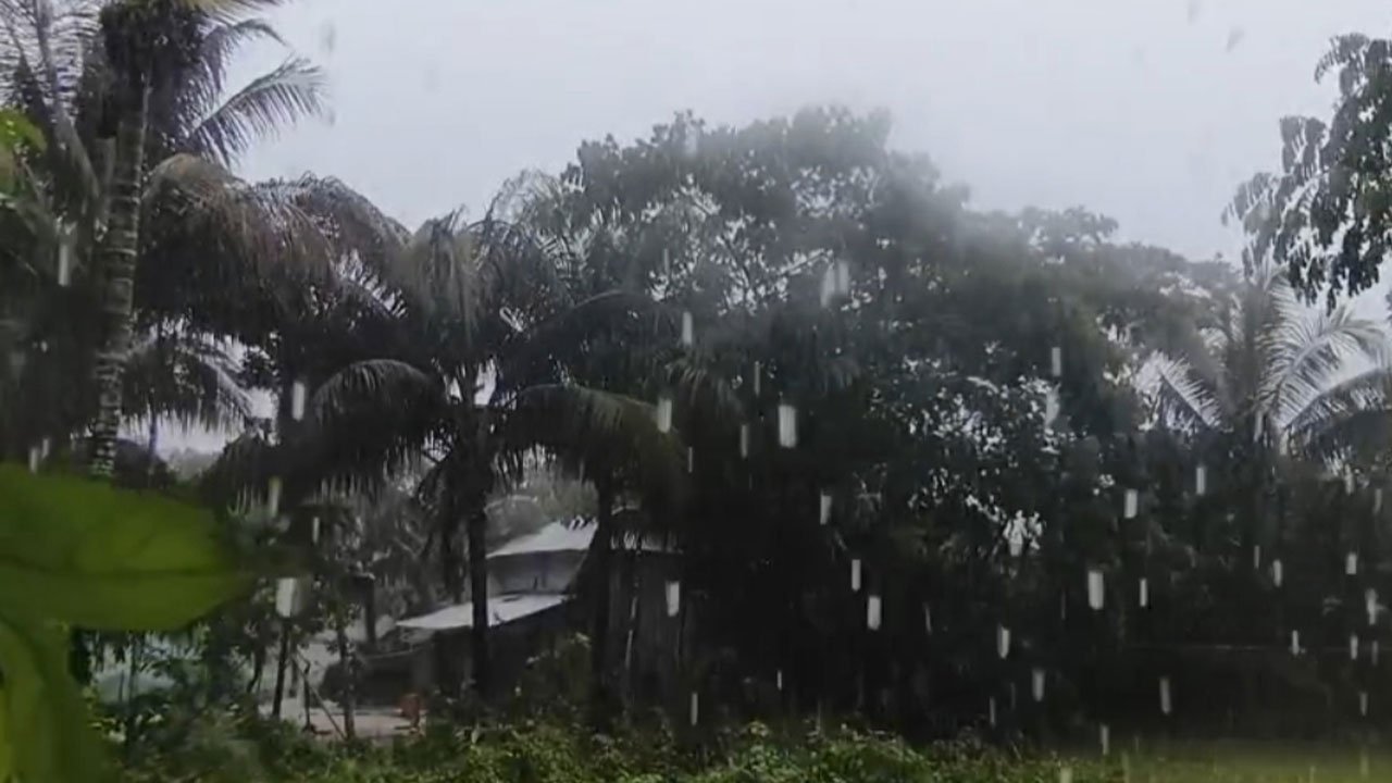 Intermittent rain is occurring due to low pressure.