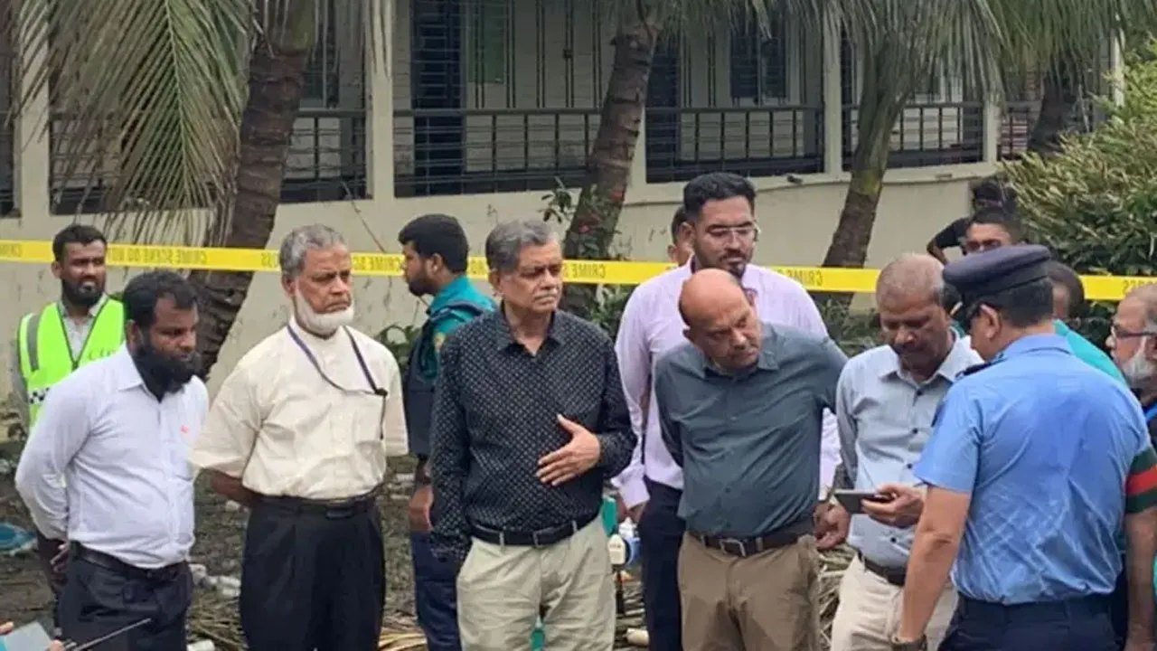 পরিদর্শনে গিয়ে শিক্ষার্থীদের তোপের মুখে ২ উপদেষ্টা