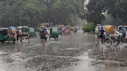 আজ ঢাকায় বজ্রবৃষ্টির সম্ভাবনা, আকাশ থাকবে মেঘলা