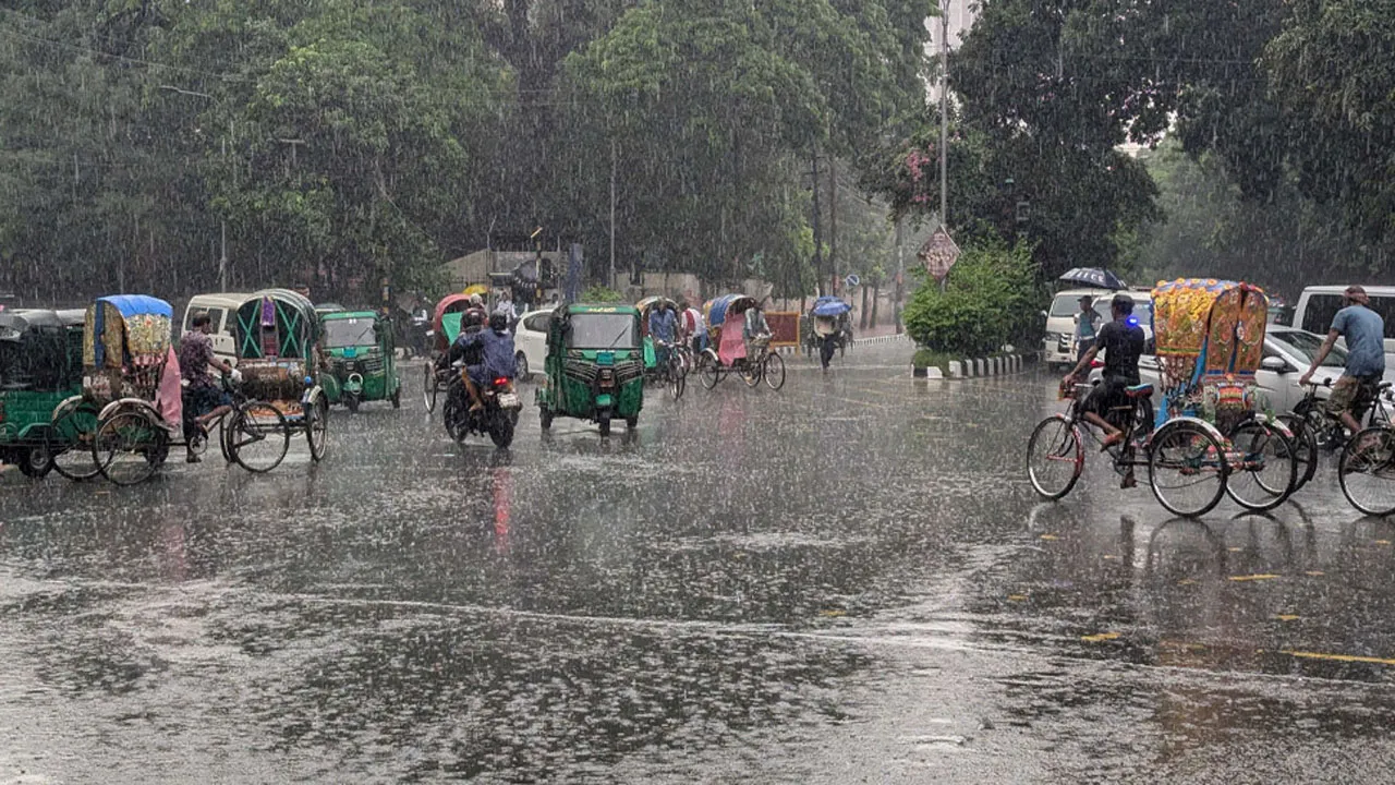 আজ ঢাকায় বজ্রবৃষ্টির সম্ভাবনা, আকাশ থাকবে মেঘলা