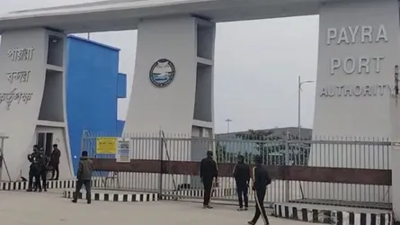 ভারী বৃষ্টিপাতে নাকাল জনজীবন, বন্দরে সতর্কতা সংকেত বহাল