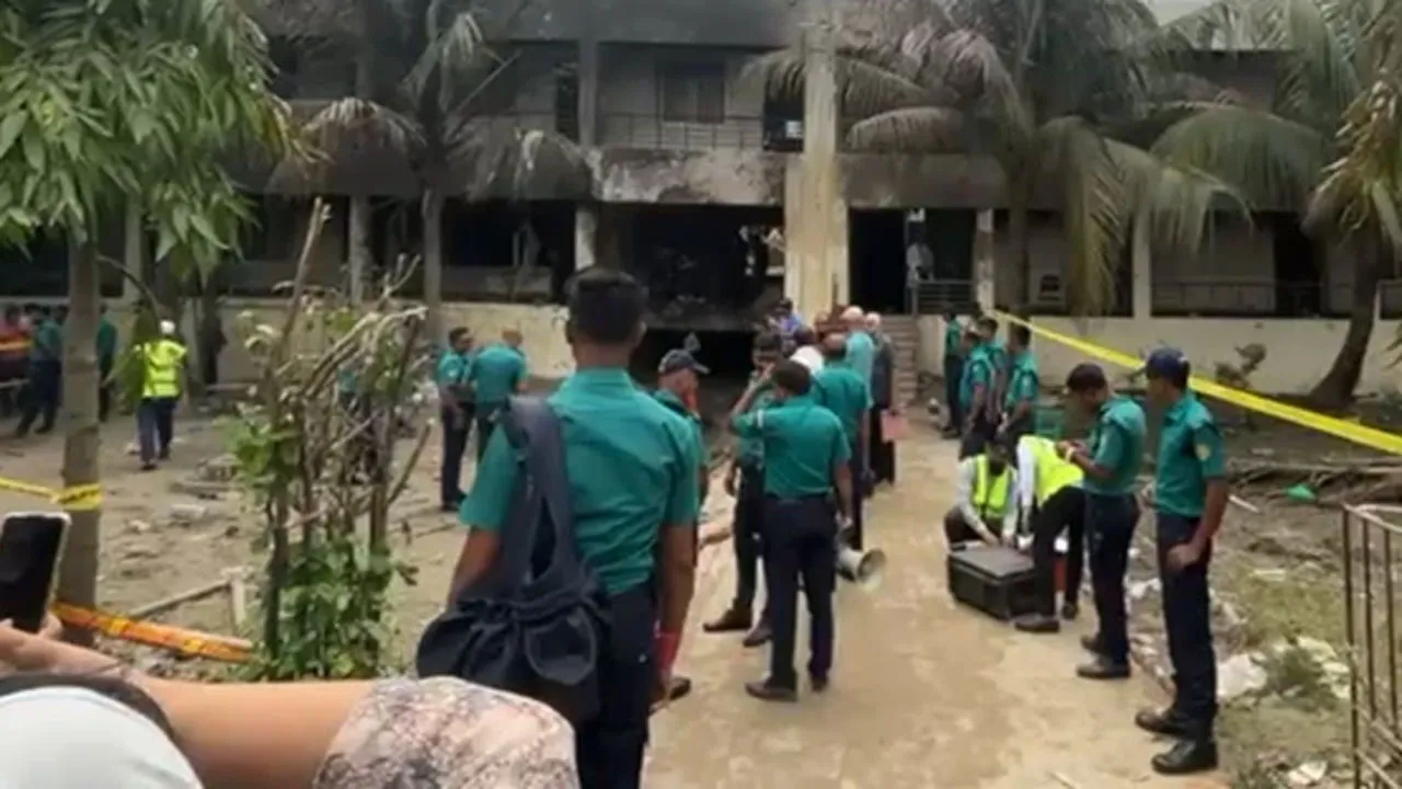 আইন ও শিক্ষা উপদেষ্টা মাইলস্টোনে অবরুদ্ধ, সাথে আছেন প্রেস সচিবও