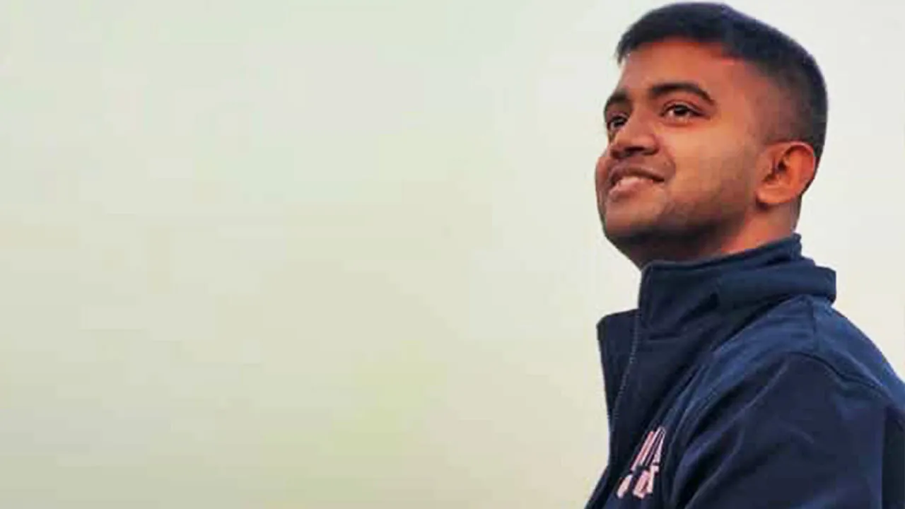 ‘চাল ভেঙে আমার ঘরের মধ্যে পড়েন পাইলট’