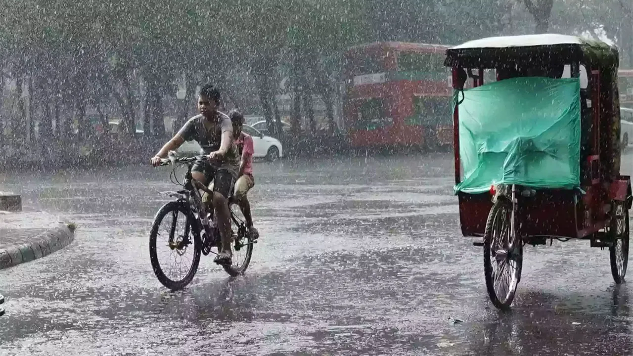 বৃষ্টির পরেও বিশ্বে দূষিত বাতাসের শহরের তালিকায় শীর্ষে ঢাকা