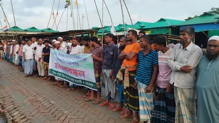 হাতিয়ায় প্রকাশ্যে জেলেদের মাছ লুটের অভিযোগ