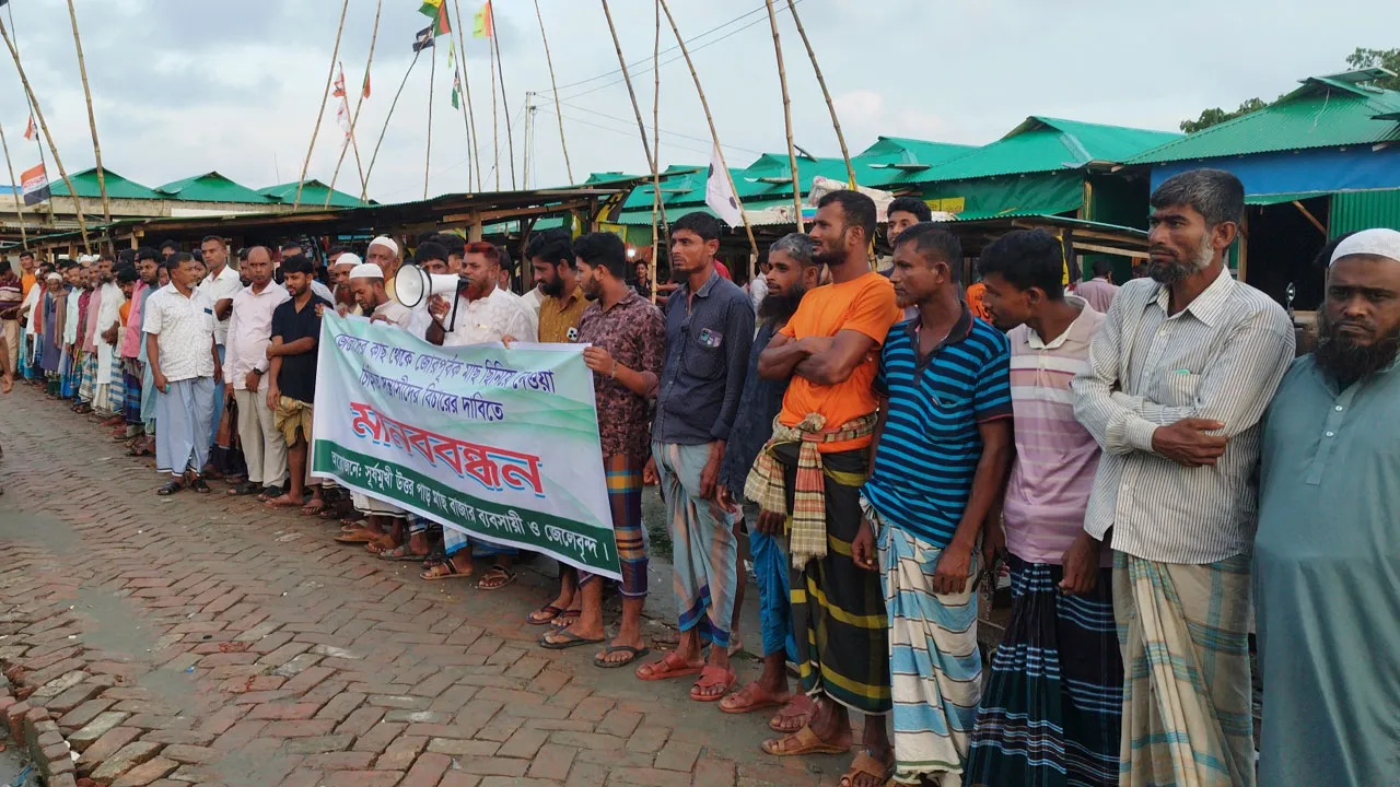 হাতিয়ায় প্রকাশ্যে জেলেদের মাছ লুটের অভিযোগ