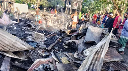 গলাচিপায় ব্যবসায়ীদের ৫টি দোকান পুড়ে ছাই