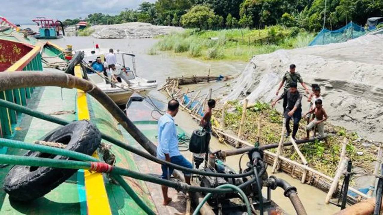লৌহজংয়ে নদী ও জমি রক্ষায় অভিযানে সাড়ে ৪ লাখ টাকা জরিমানা